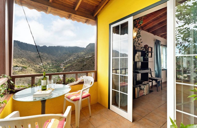 Apartment 'Casa Claudia' with Sea View, Private Terrace and Wi-Fi