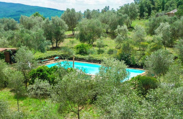 Apartment 'Casa Rosa A Murlo' with Shared Pool, Wi-Fi and Air Conditioning
