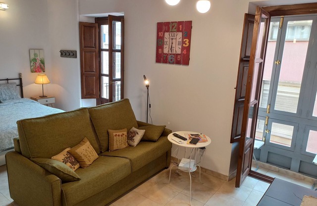 Apartment 'Elvira Apartamento Centro Albaicín' with Balcony, Wi-Fi and Air Conditioning