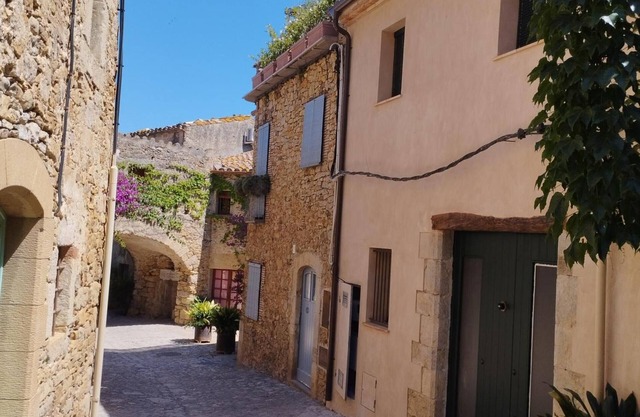 Apartment 'Empordà Peratallada' with Wi-Fi and Air Conditioning
