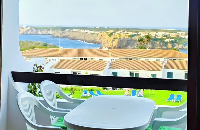 Apartment with beautiful sea views, gardens, swimming pool and very well located.