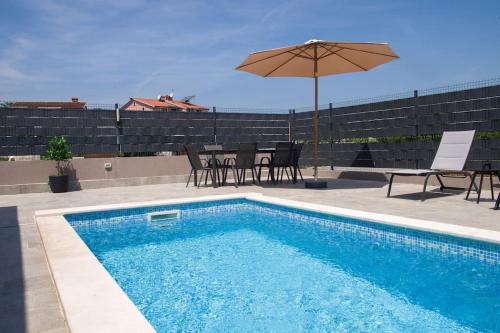 Apartment Flego with private swimming pool and big outside space