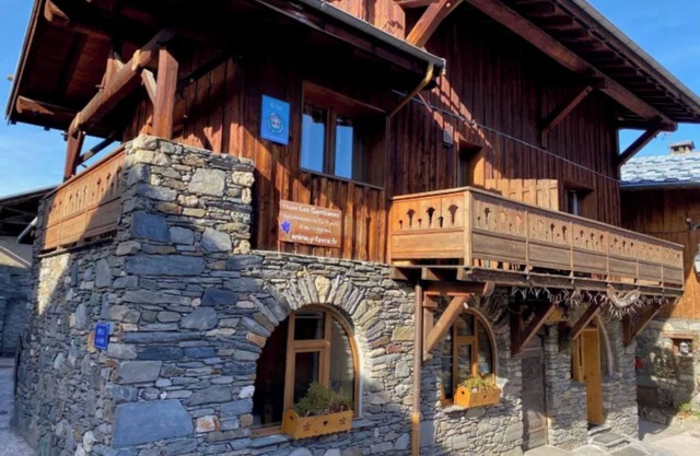 Apartment 'Le Génépi' with Mountain View, Balcony and Wi-Fi