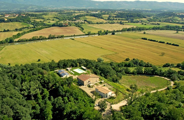 Apartment GIALLO luxury apartment in farmhouse with private garden and lodge