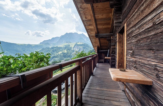 Apartment 'Gite Les Clapières - Grande Partie' with Mountain View, Private Terrace and Shared Garden