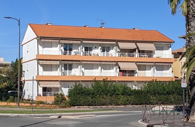 Apartment in a fenced residence, 50m from the beach
