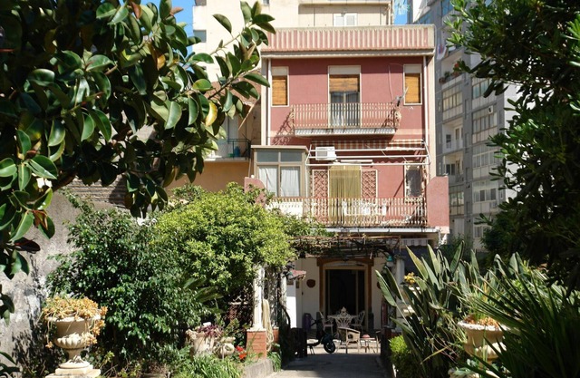 Apartment in a small villa with garden in Catania