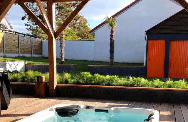 Apartment in architect-designed villa 400 from the beach