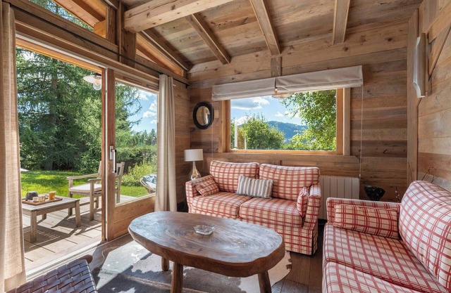 Apartment in chalet with the terrace and garden