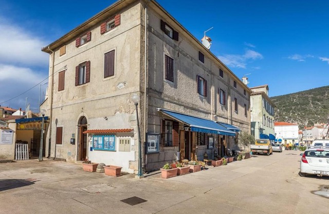 Apartment in Cres with Sea View and Old Town