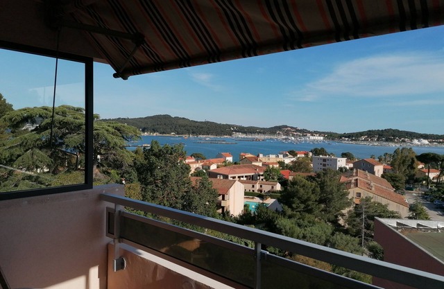 Apartment in quiet, guarded residence close to beaches and shops