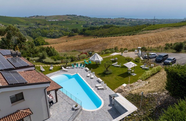 Apartment in villa with pool, A/C, hot tub, WIFI, TV, patio, pets allowed, panoramic view, parking