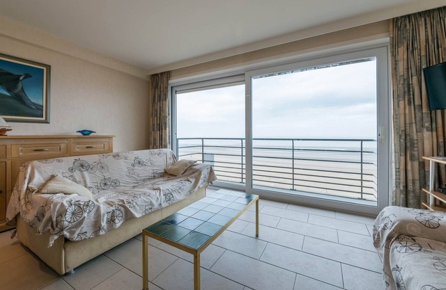 Apartment in Zeedijk with Sea View