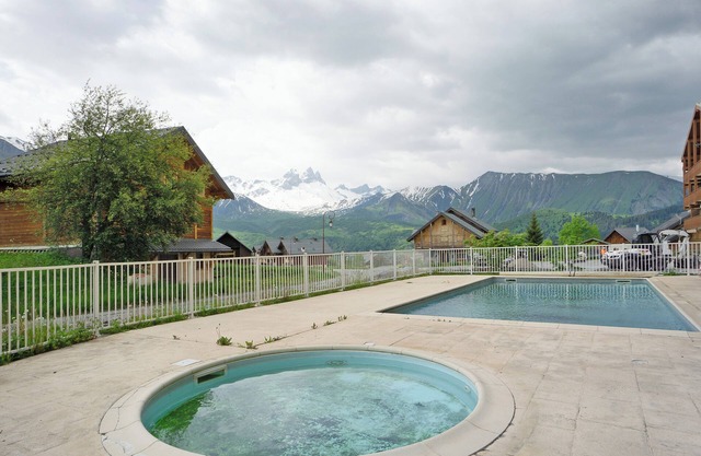 Apartment 'Les Aiguilles D'arves 29' with Mountain View, Shared Pool and Balcony
