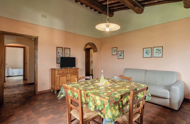 Apartment 'Lo Stornello' with Shared Pool, Wi-Fi and Air Conditioning