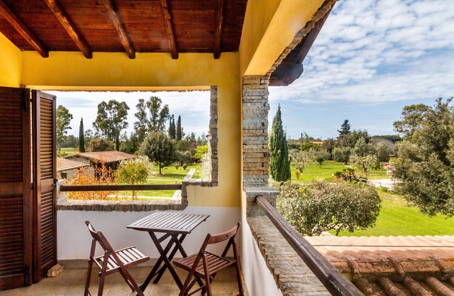 Apartment 'Maestrale' with Shared Pool, Private Terrace and Air Conditioning