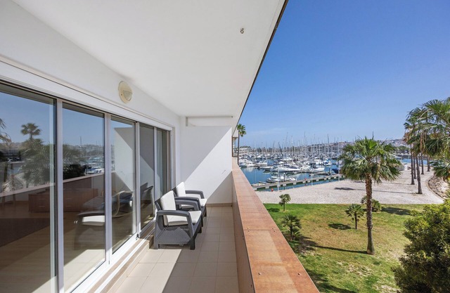 Apartment "Marina Elegance" with a View of the Marina, Private Covered Terrace & Wi-Fi