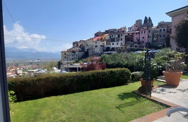 Apartment 'Montemare' with Private Garden, Wi-Fi and Air Conditioning