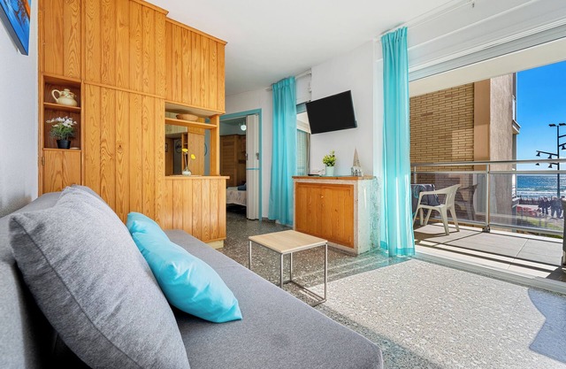 Apartment "Pineda Beach" by the Sea, Balcony and Wi-Fi