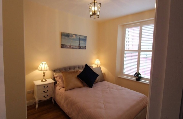 Apartment-Private Bathroom-Ref B