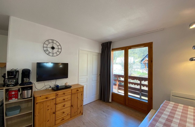 Apartment 'Risoul 1850' with Mountain View, Balcony and Wi-Fi