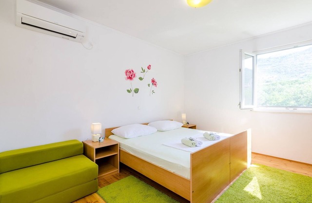 Apartment & Rooms Maždin - Triple Room with Mountain View (Soba Standard)