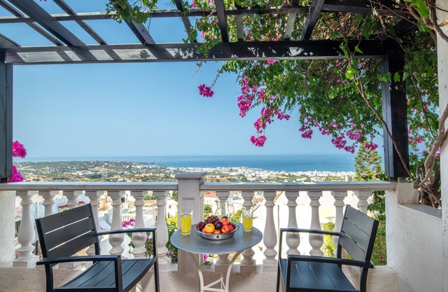 Apartment - Sleeps 10 - Parking - Garden - Pool