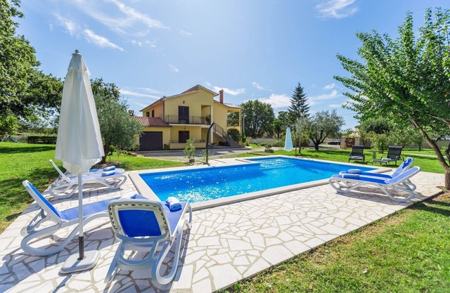 Apartment Susnjici 3 with Pool, Children Playground and Balcony, BBQ