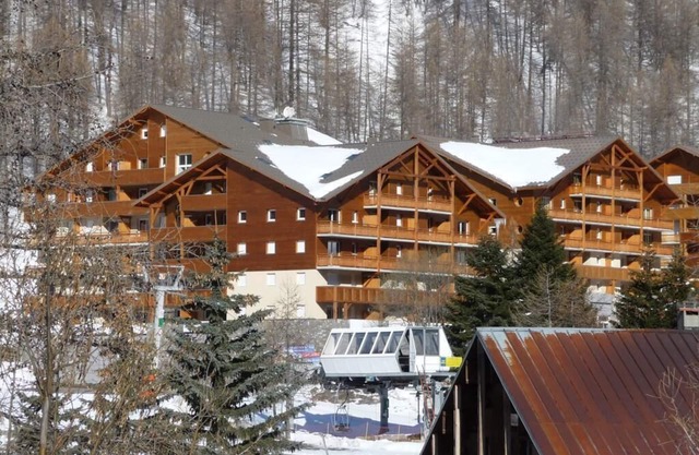 Apartment 'Terrasses De Labrau - Res Piscine' with Mountain View and Balcony