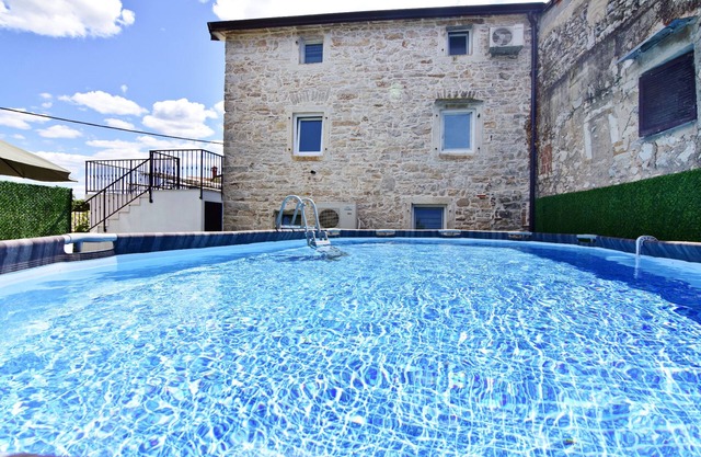 Apartment Vilanija with pool and barbecue