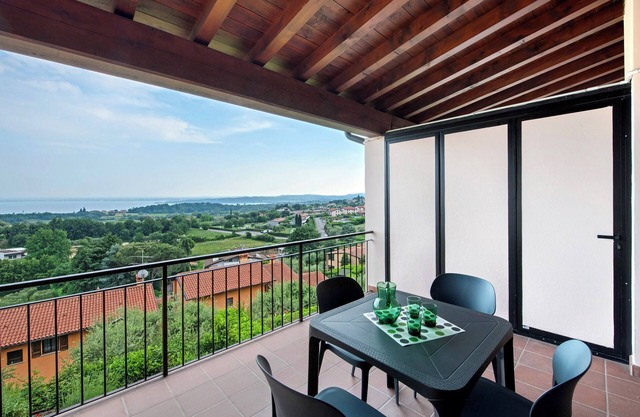 Apartment 'Vista Lago 2' with Lake View, Shared Pool and Wi-Fi