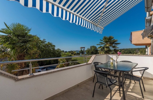 Apartment Vitas III with balcony and sea view