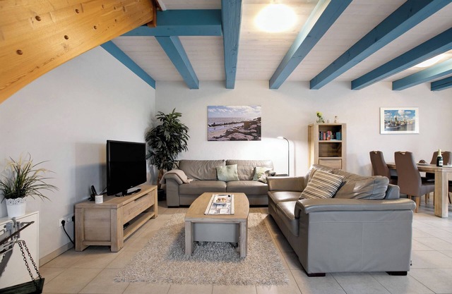 Apartment 'Vogelkoje' with Private Terrace, Shared Garden and Wi-Fi