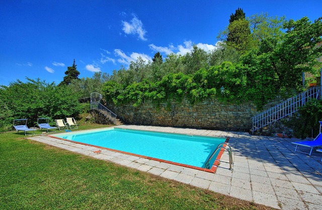 Apartment with pool, WIFI, TV, patio, pets allowed, panoramic view, close to Greve In Chianti