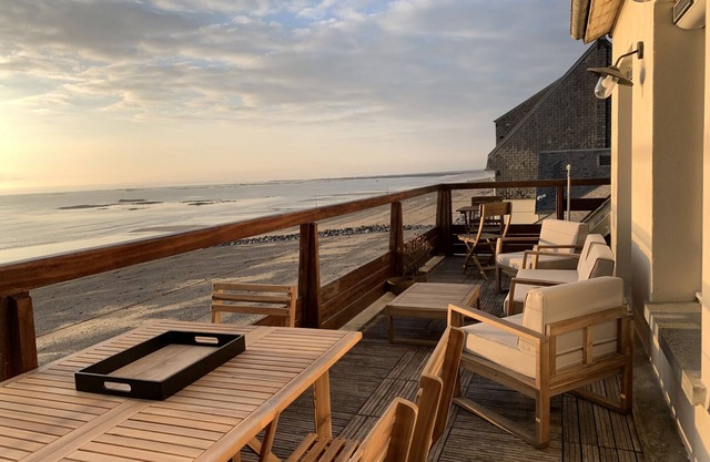 Apartment with beautiful terrace on the seafront