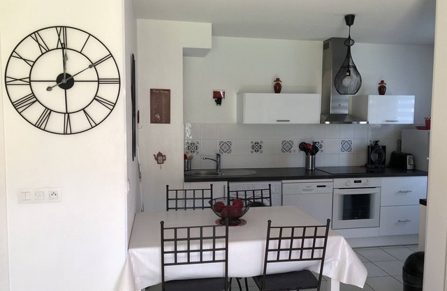 Apartment with private box in residence with swimming pool and parking space