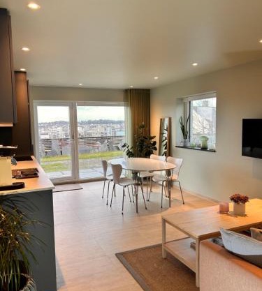 Apartment with garden and sea view