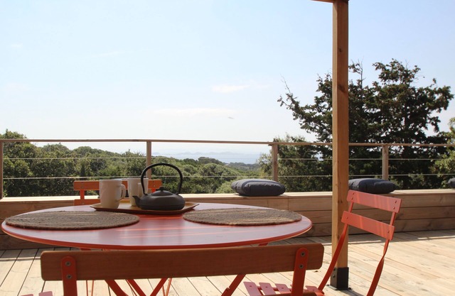 Apartment with large terrace and sea view, near Bonifacio.
