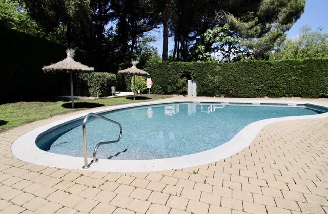 Apartment with pool and parking 1km beach
