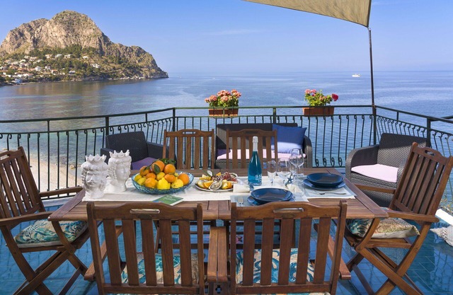 Apartment with seafront terrace (Kafara Beach)