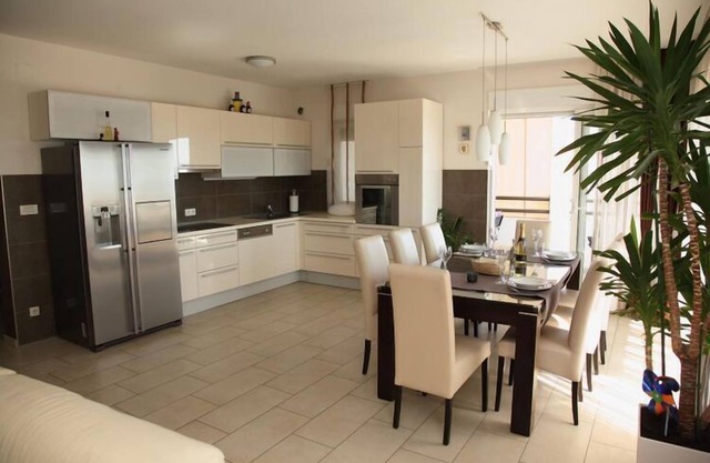 Apartment with terrace and bath tub