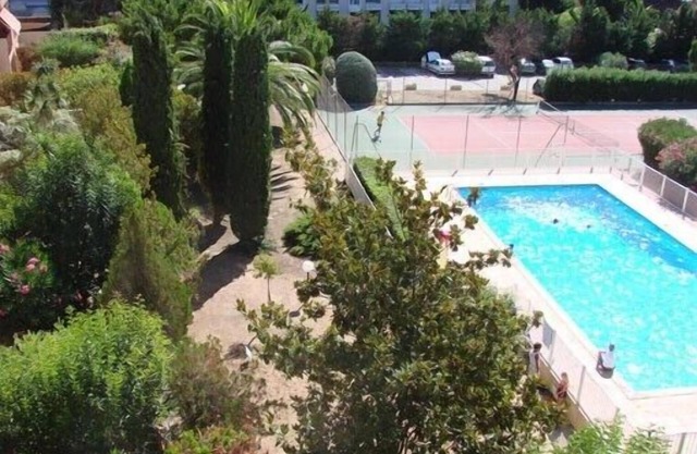 Apartment with terrace in residence with tennis and swimming pool