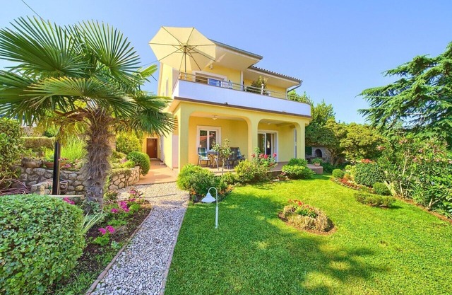 Apartment Zlendić very close to the sea