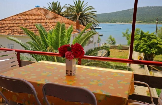 Apartment Zrinka - Two-Bedroom Apartment with Balcony and Sea View