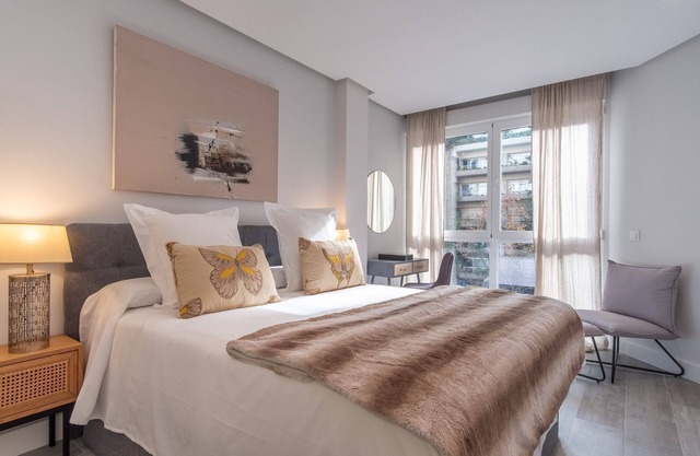 Apartmento Chamberi con Piscina de Temporada Verano ( Alberto Alquilera I )