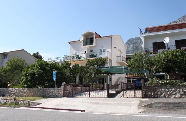 Apartments and rooms with parking space Gradac, Makarska - 6819