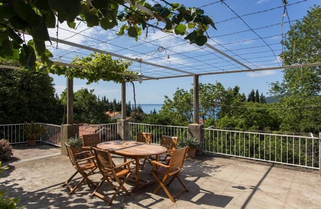 Apartments Anka - One-Bedroom Apartment with Balcony and Sea View