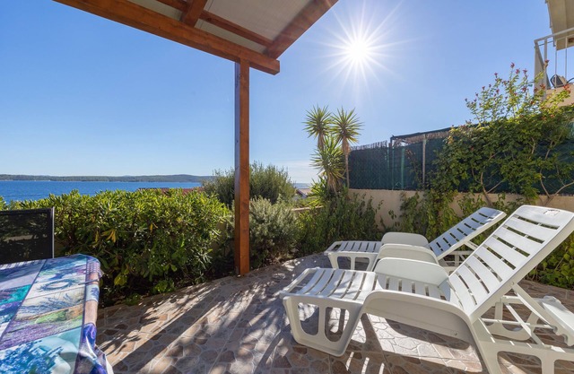 Apartments Ena (33981-A2) - Zavala - island Hvar