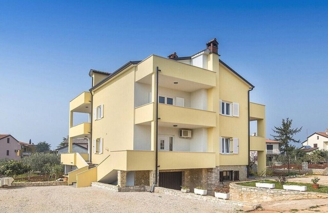 Apartments Graciella, (14130), Lovrečica, Croatia