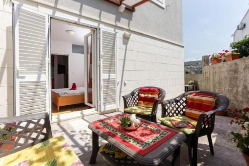 Apartments Pojko - Standard One-Bedroom Apartment with Terrace Red